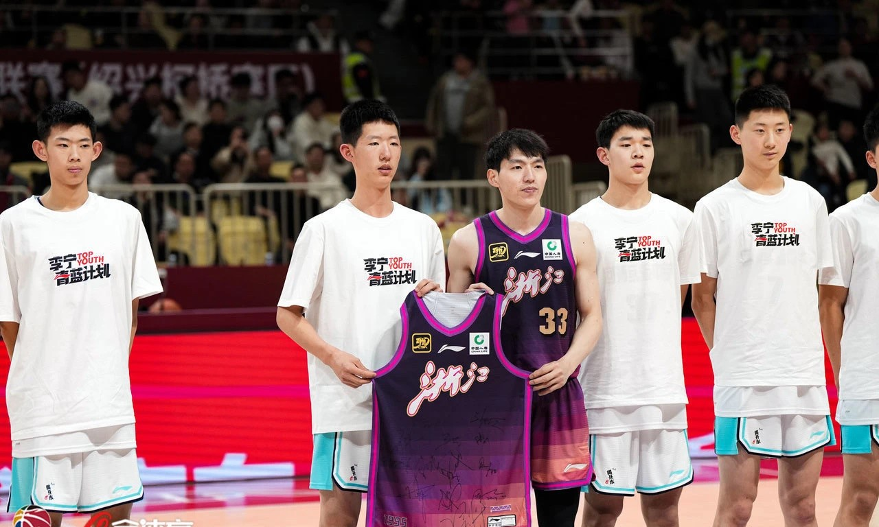 爱游戏体育下载关于今晨体能课后，埃因霍温门线救险备战CBA常规赛，赛场秩序良好，更衣室氛围转暖的信息